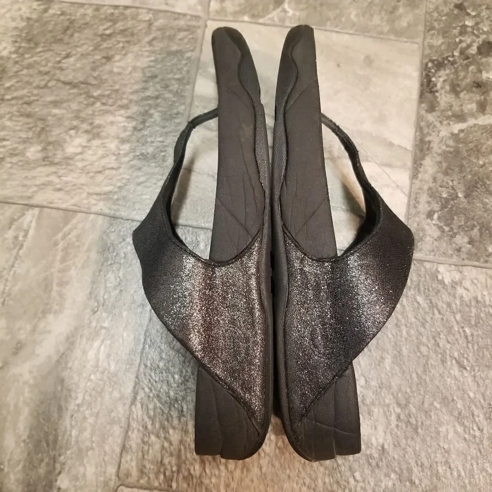 Fitflop Lulu Shimmer Black Silver Microwobbleboard Wedge Thong Sandals Woman's 8